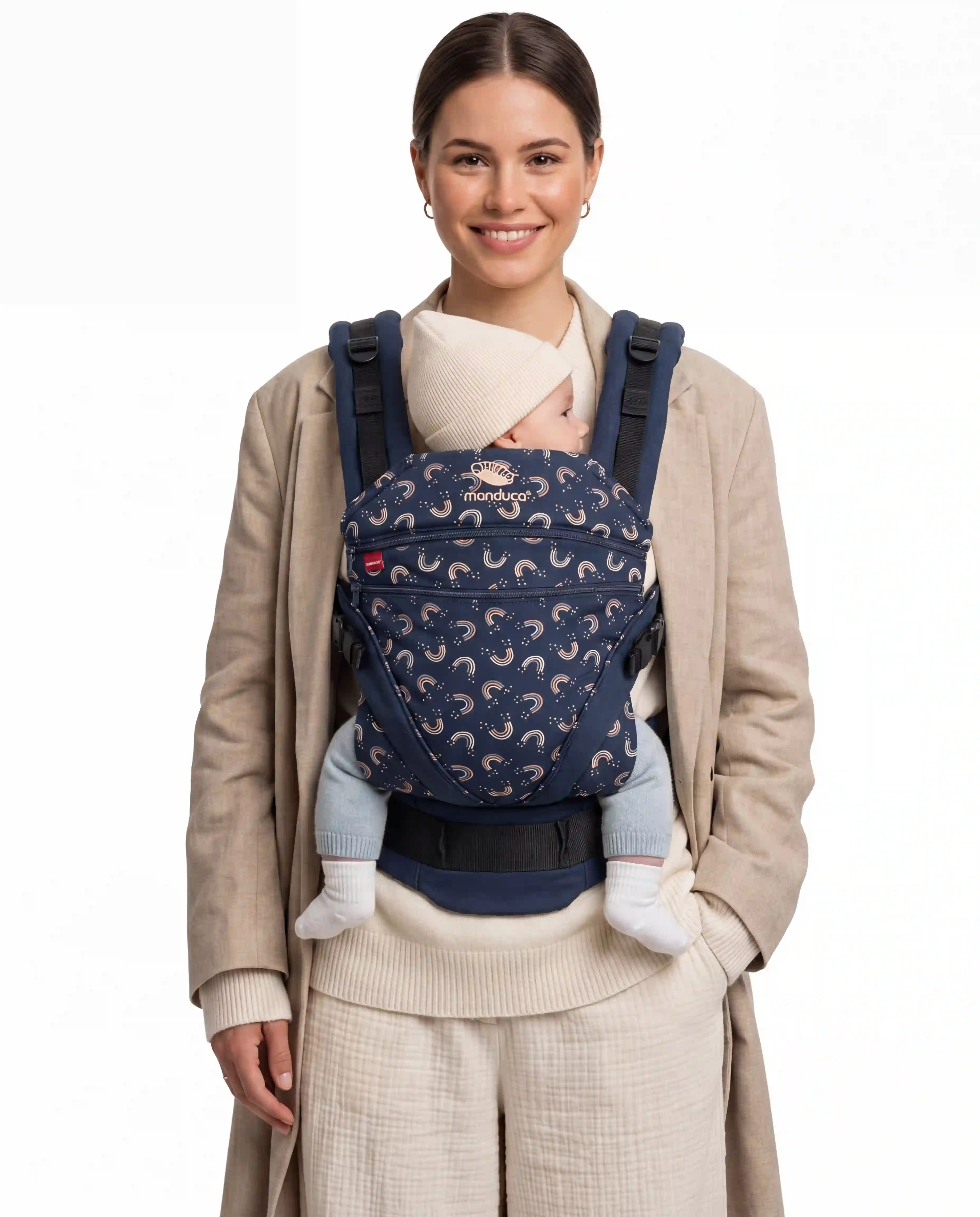 Model trägt die manduca XT Babytrage rainbownight mit Muster.