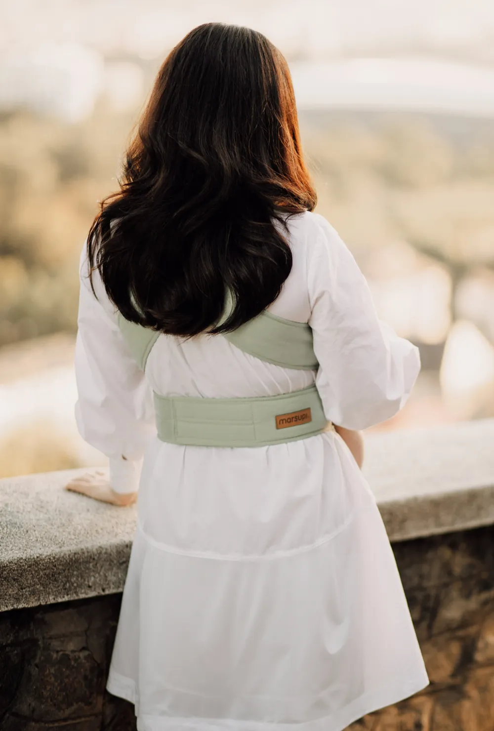 Rückenansicht: Marsupi Breeze Babytrage Pistachio mit gekreuzten Schultergurten und Hüftgurt