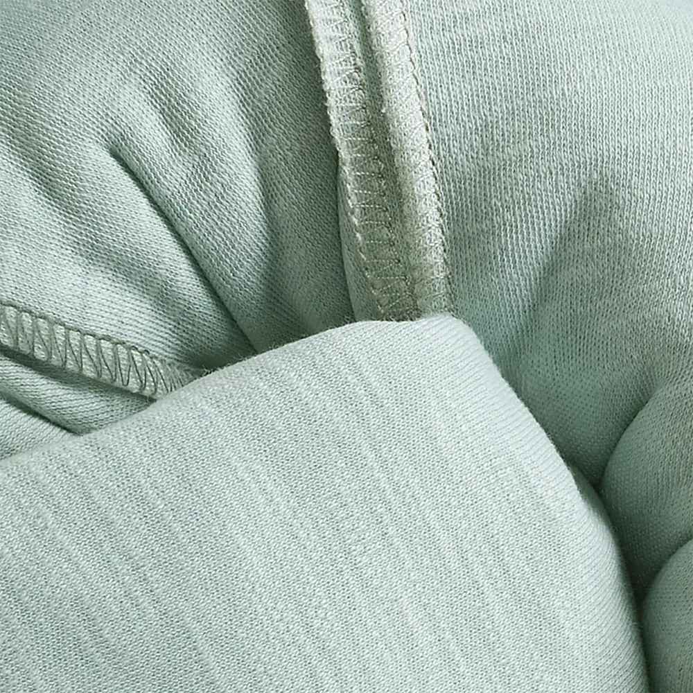 Detailaufnahme des Stoffes und der Naht am manduca Sling baby-tragetuch in Mintgrün