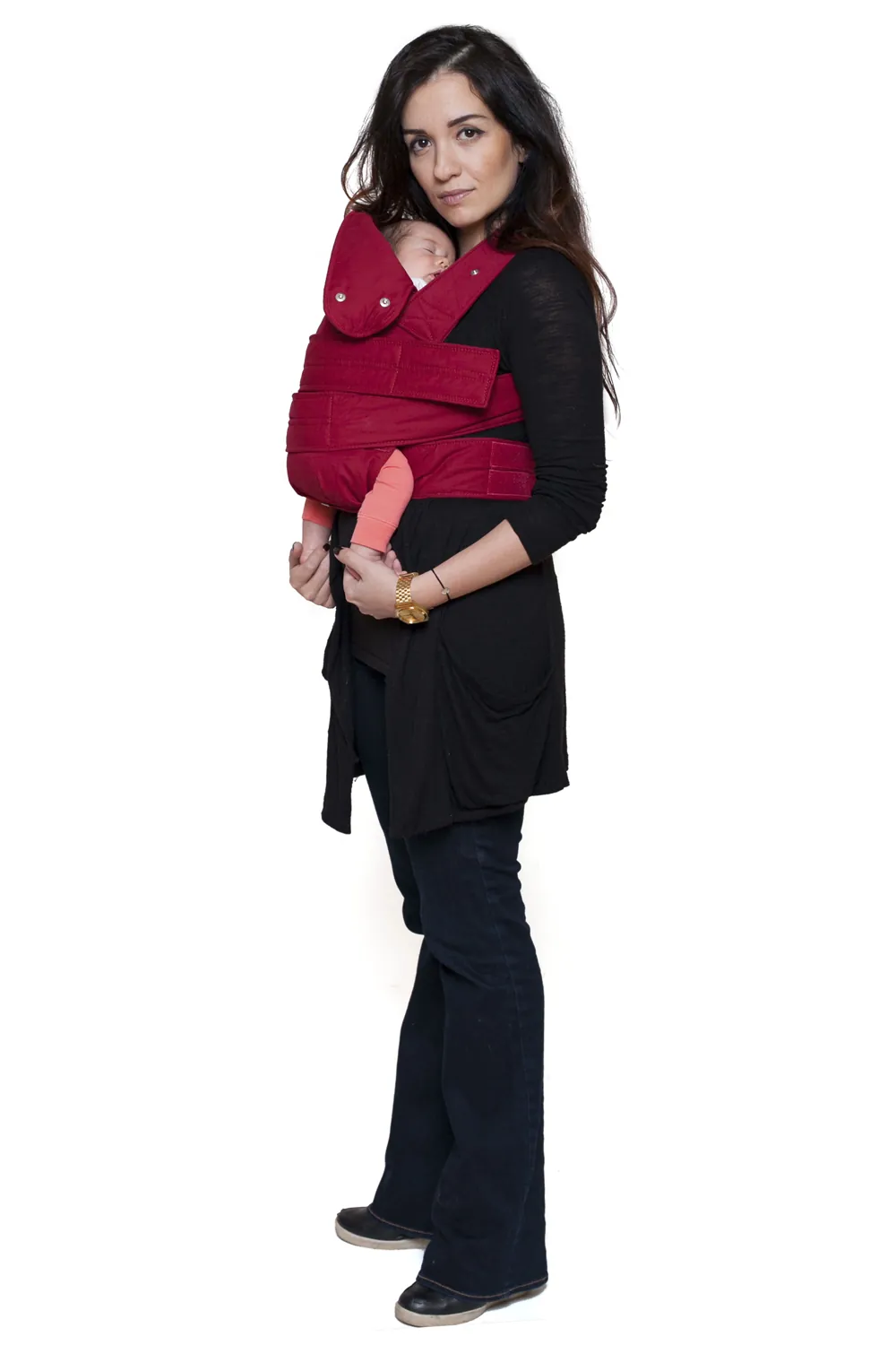 Frau trägt Baby in der Marsupi Classic 2 Babytrage Rubinrot (Ruby) vor weißem Hintergrund