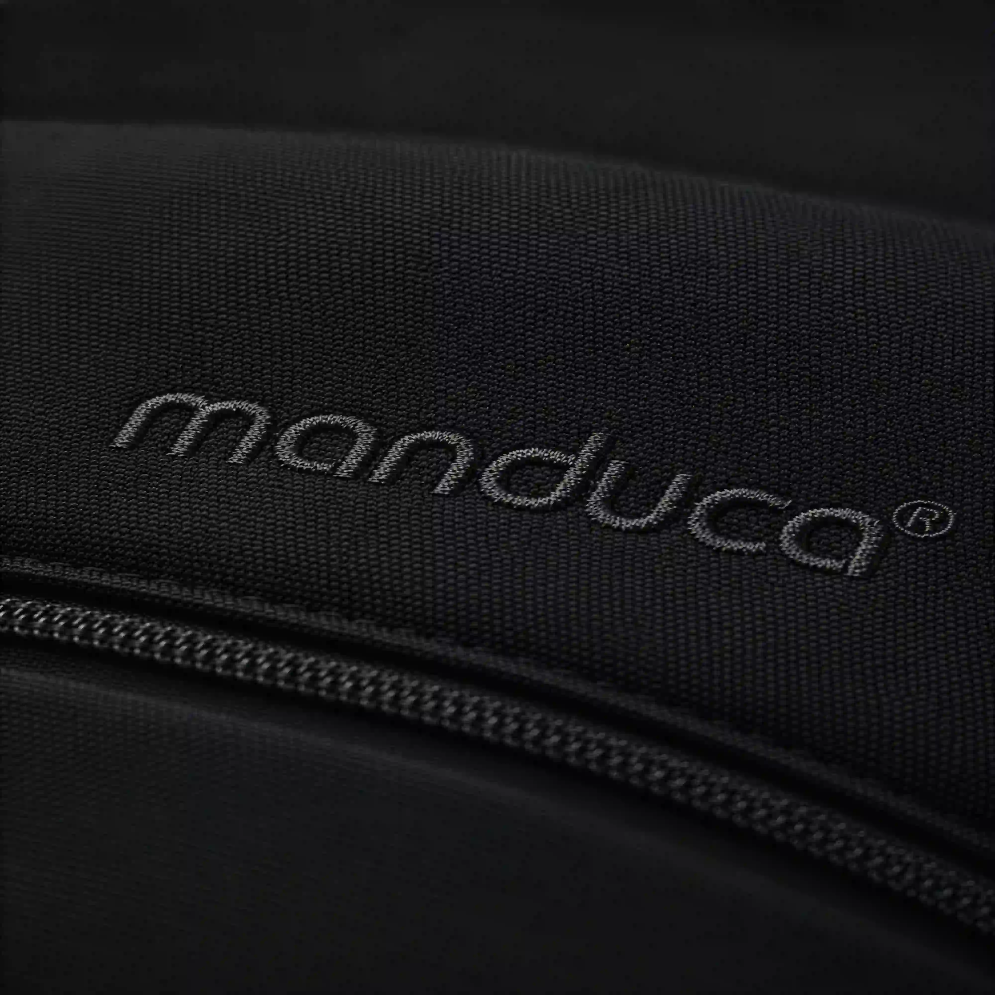 Ein Close up des Schriftzuges manduca von der manduca XT Babytrage in monochrome Obsidian