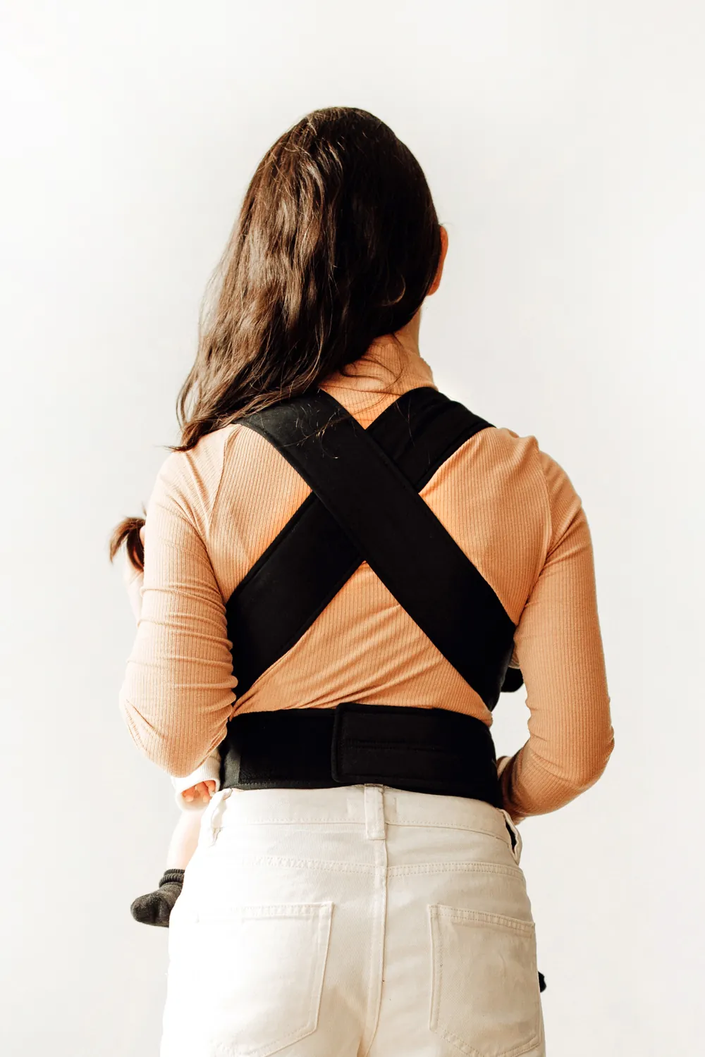 Rückansicht: Trägerkreuz der Marsupi Classic Babytrage Schwarz.