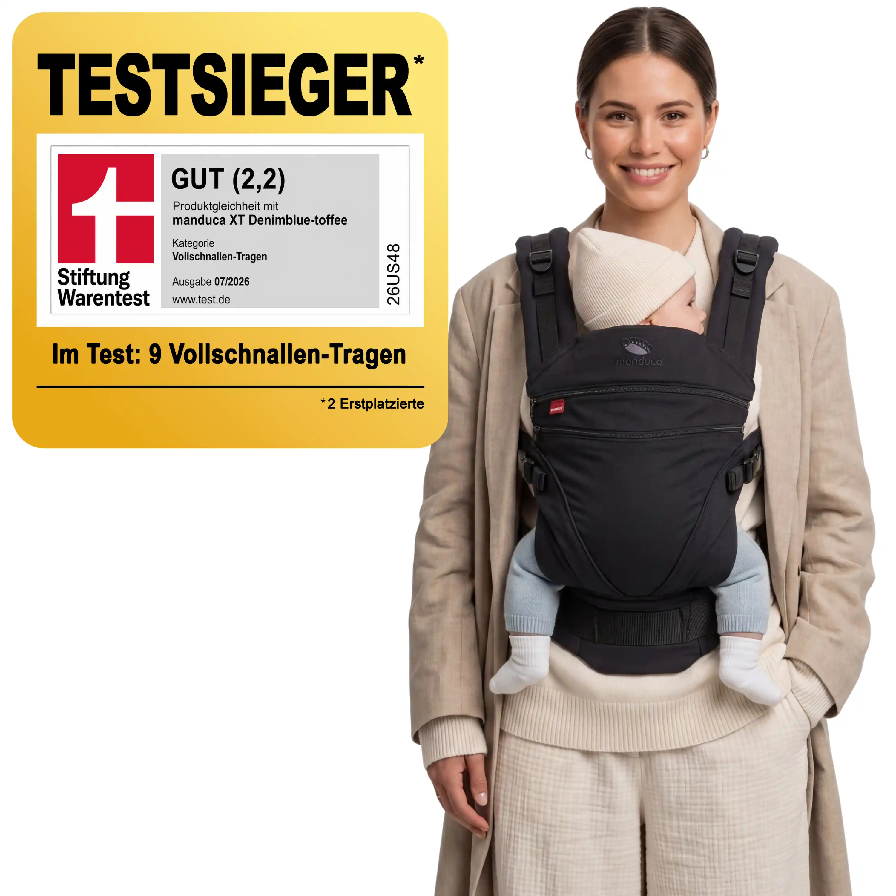 Mutter trägt Baby in der manduca XT Monochrome Obsidian – Stiftung-Warentest-Testsieger