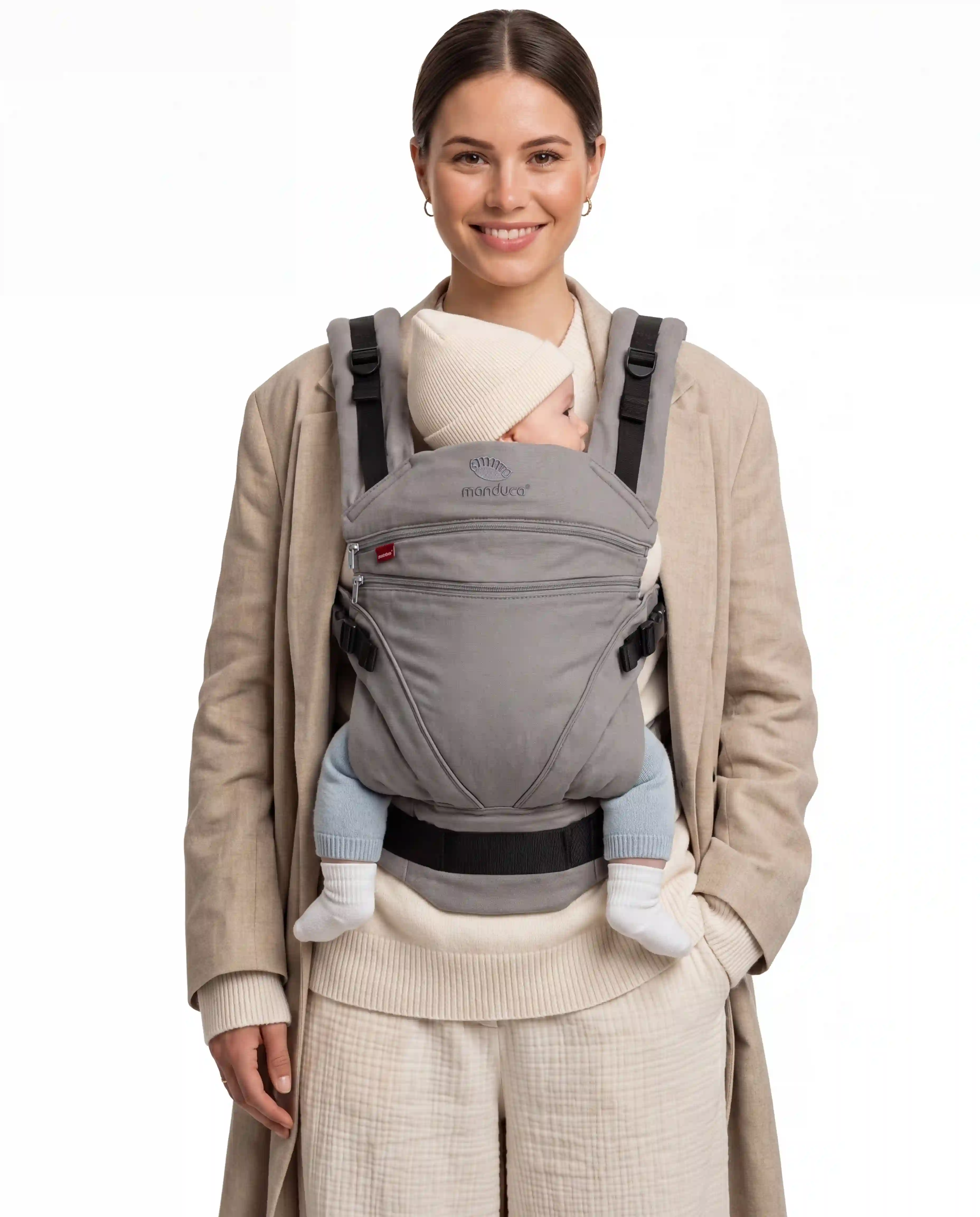Model trägt die manduca XT Babytrage melangegrey in der Fronttrageweise.