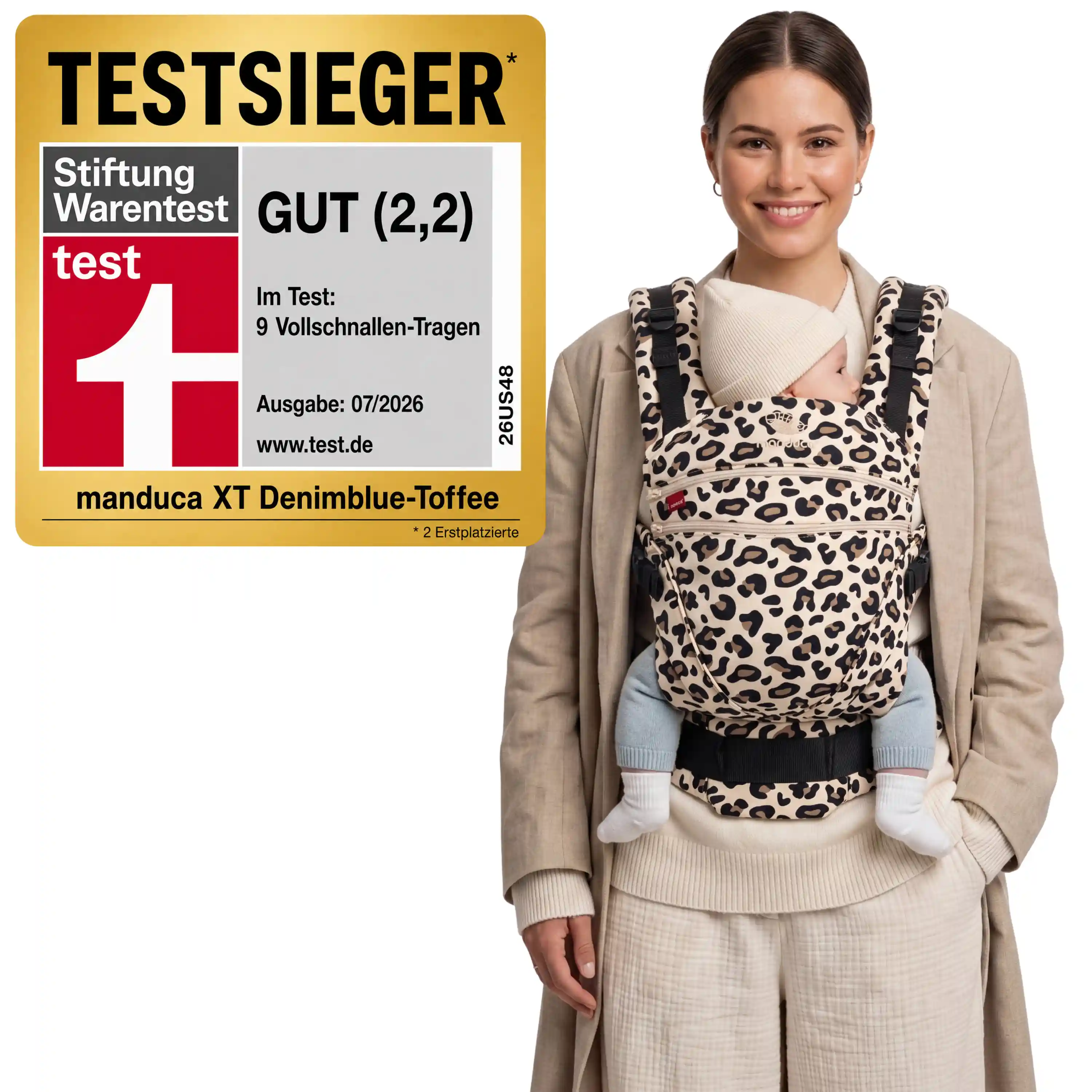 Mutter trägt Baby in der manduca XT Leo – Stiftung-Warentest-Testsieger