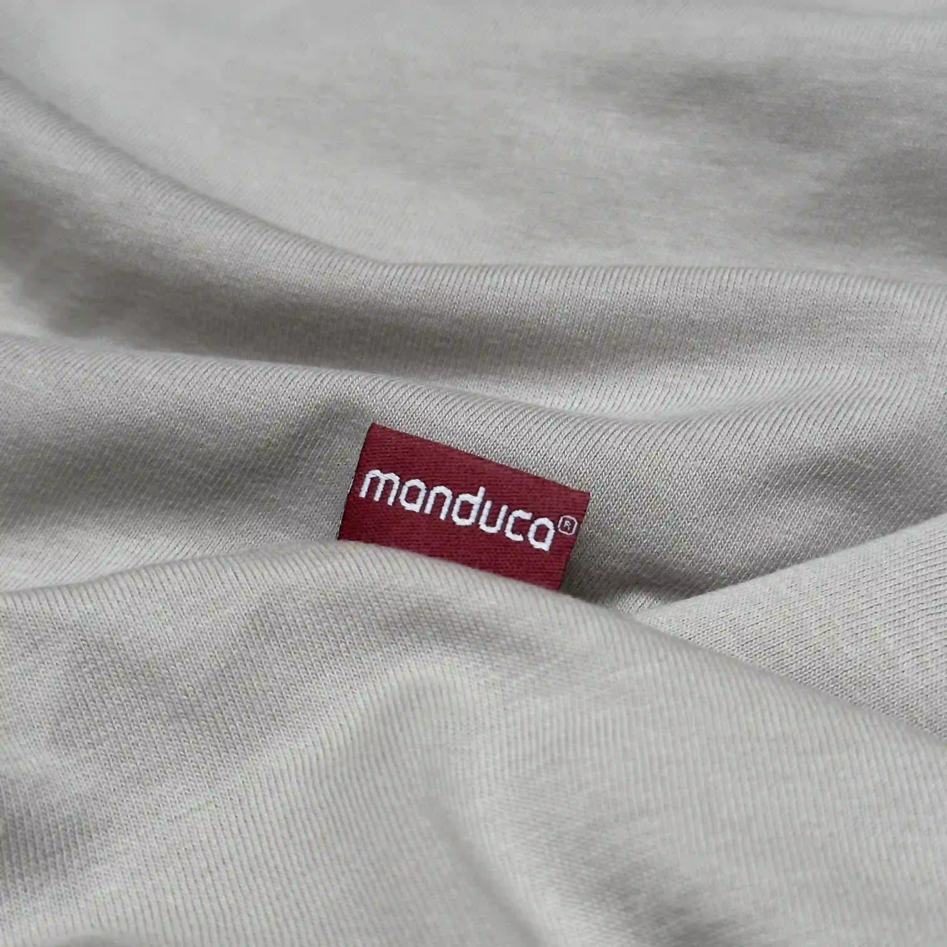 manduca CoPillow Stillkissen Cozy Grey mit Logo im Stoffdetail