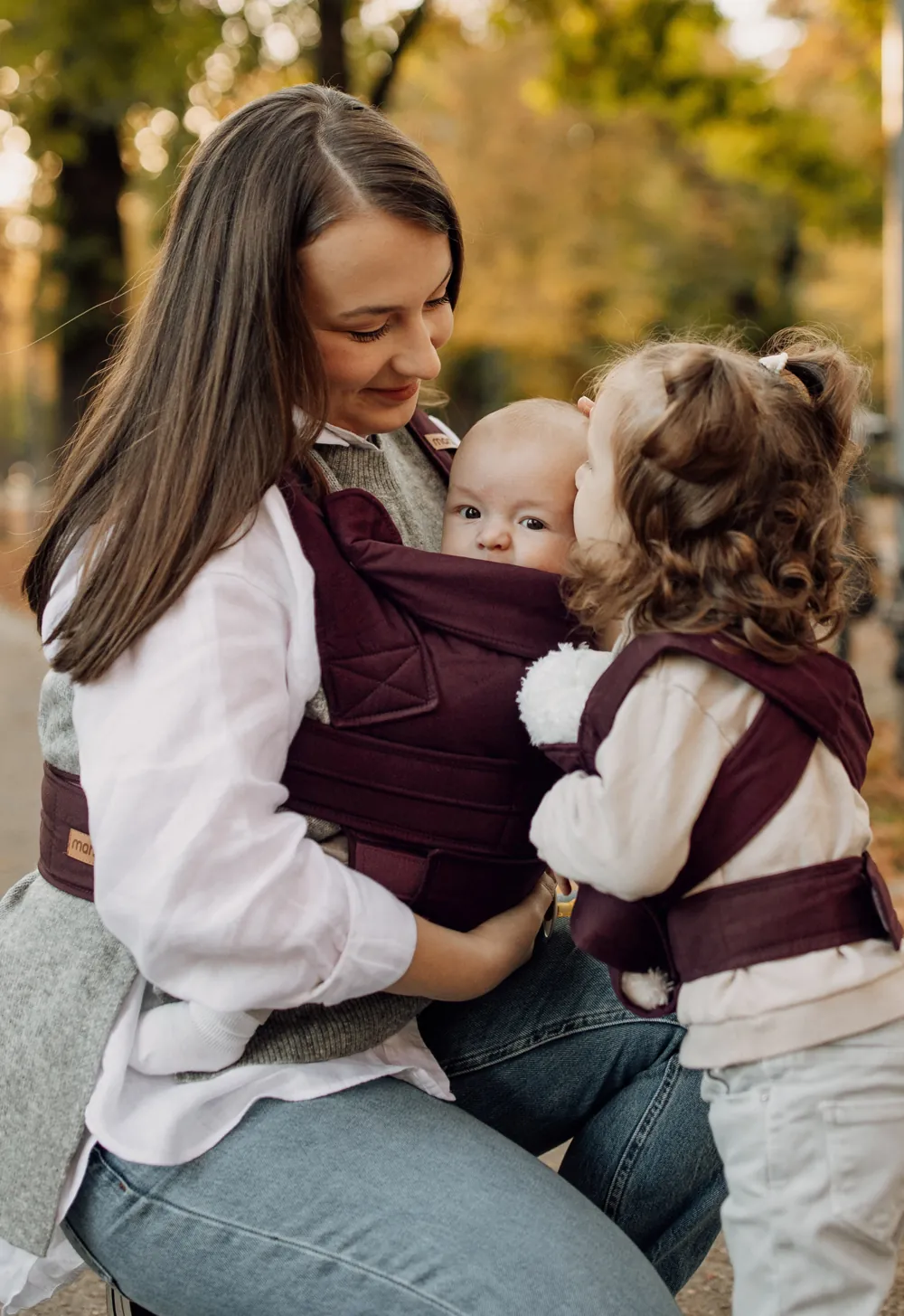Marsupi Classic 2 Babytrage Berry – Produktfoto schräge Ansicht auf weißem Hintergrund