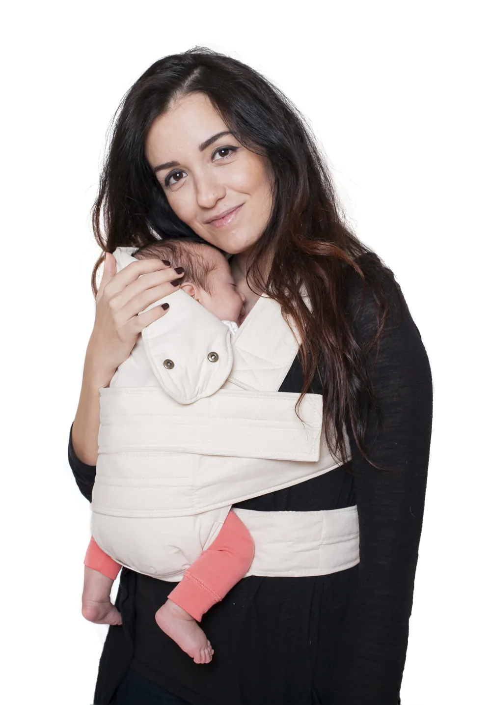 Mutter trägt schlafendes Baby in Marsupi Classic 2 Babytrage Natural am Fenster, Kleinkind im Hintergrund