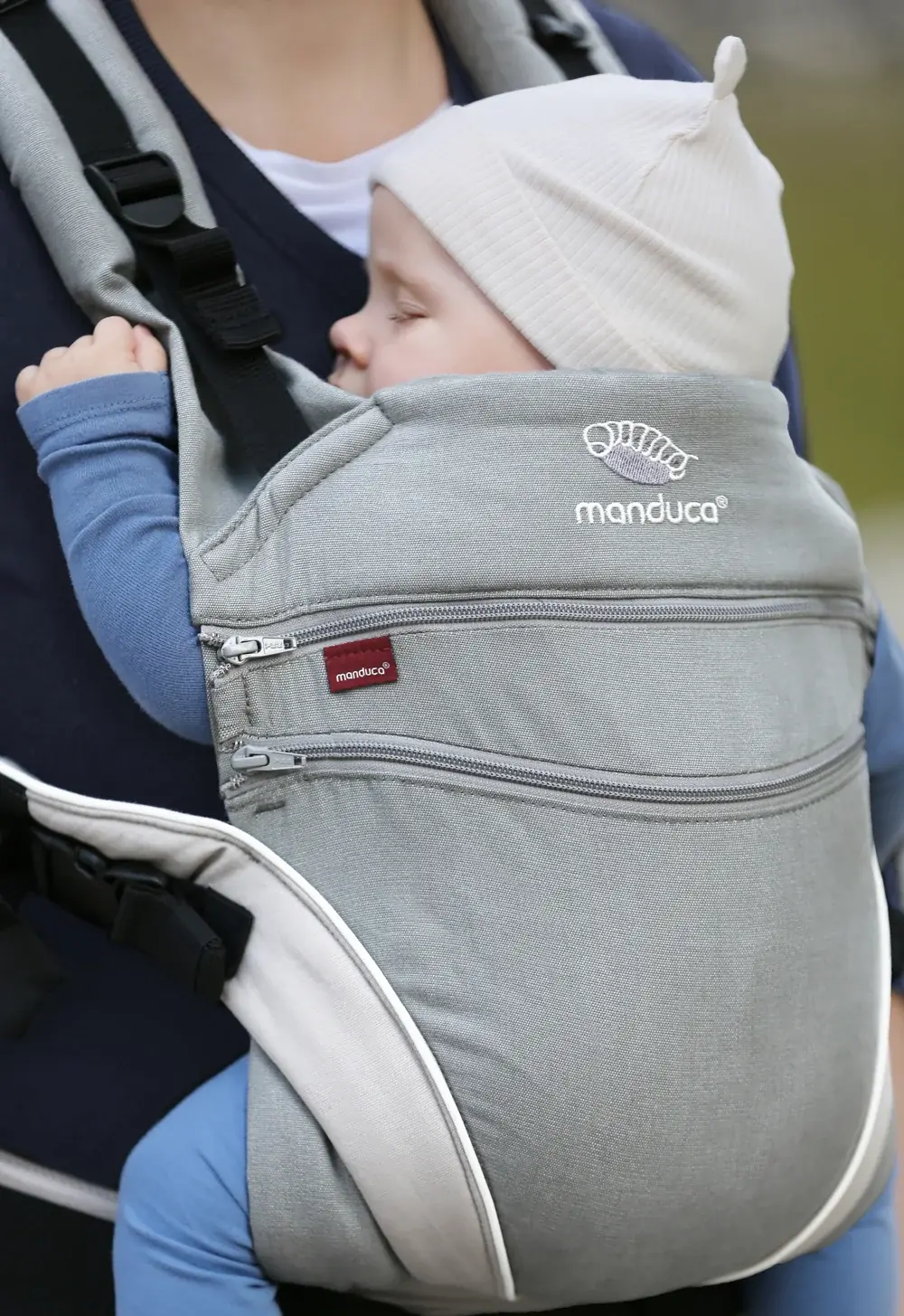manduca XT Babytrage Grey/White – Nahaufnahme: Baby in der Babytrage