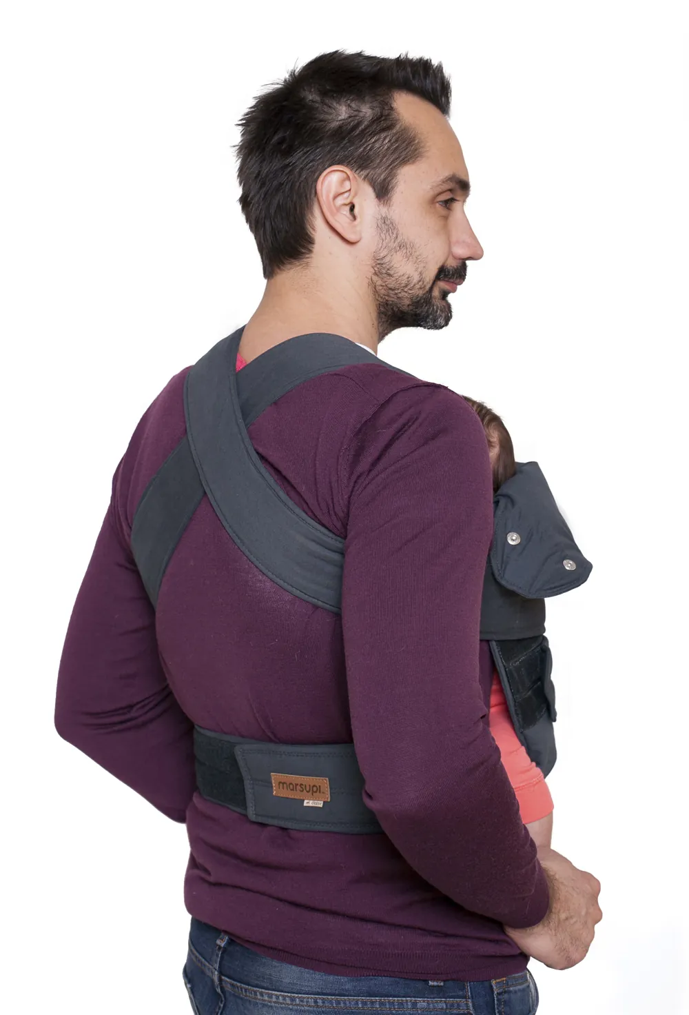 Rückansicht: Vater trägt ein Baby in der Marsupi Classic 2 Babytrage in Grau – zeigt die gekreuzten Schulterträger.