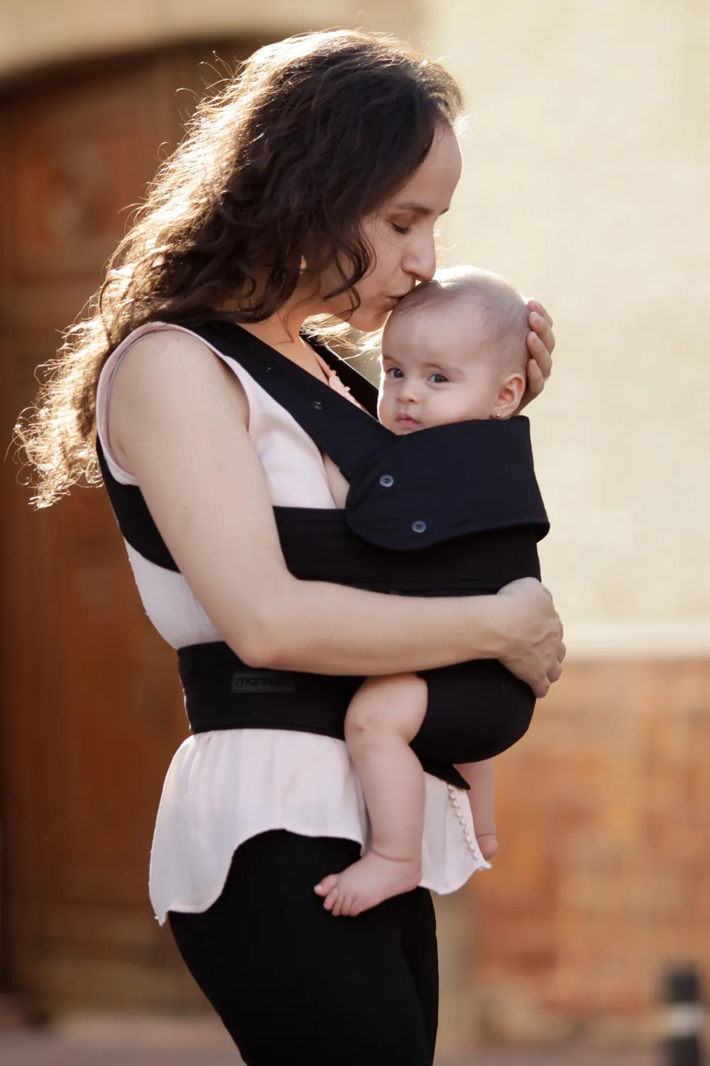 Detailaufnahme: Baby in Marsupi Classic Babytrage Schwarz.