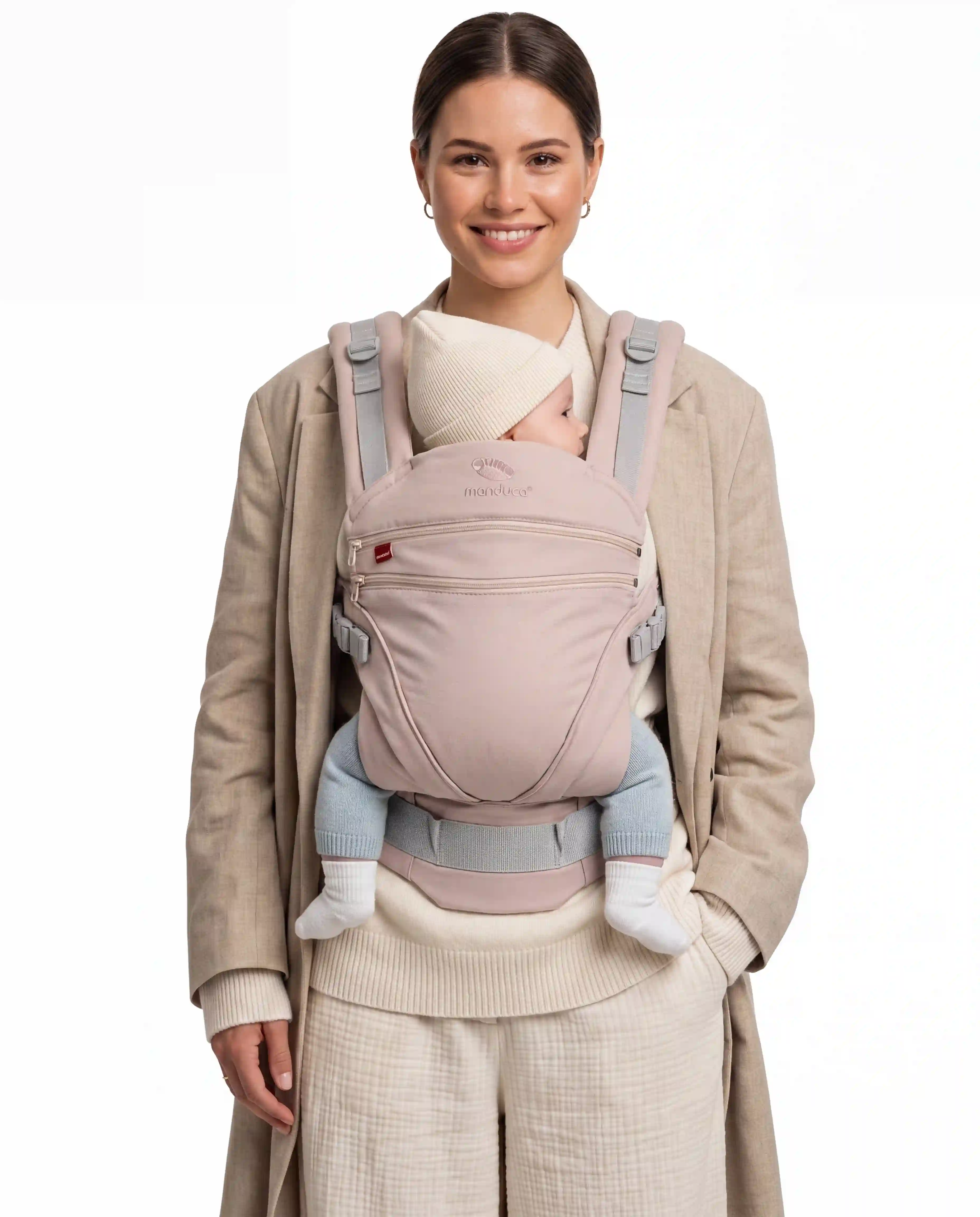 Model trägt die manduca XT Babytrage Happy blush in zartem Rosa.