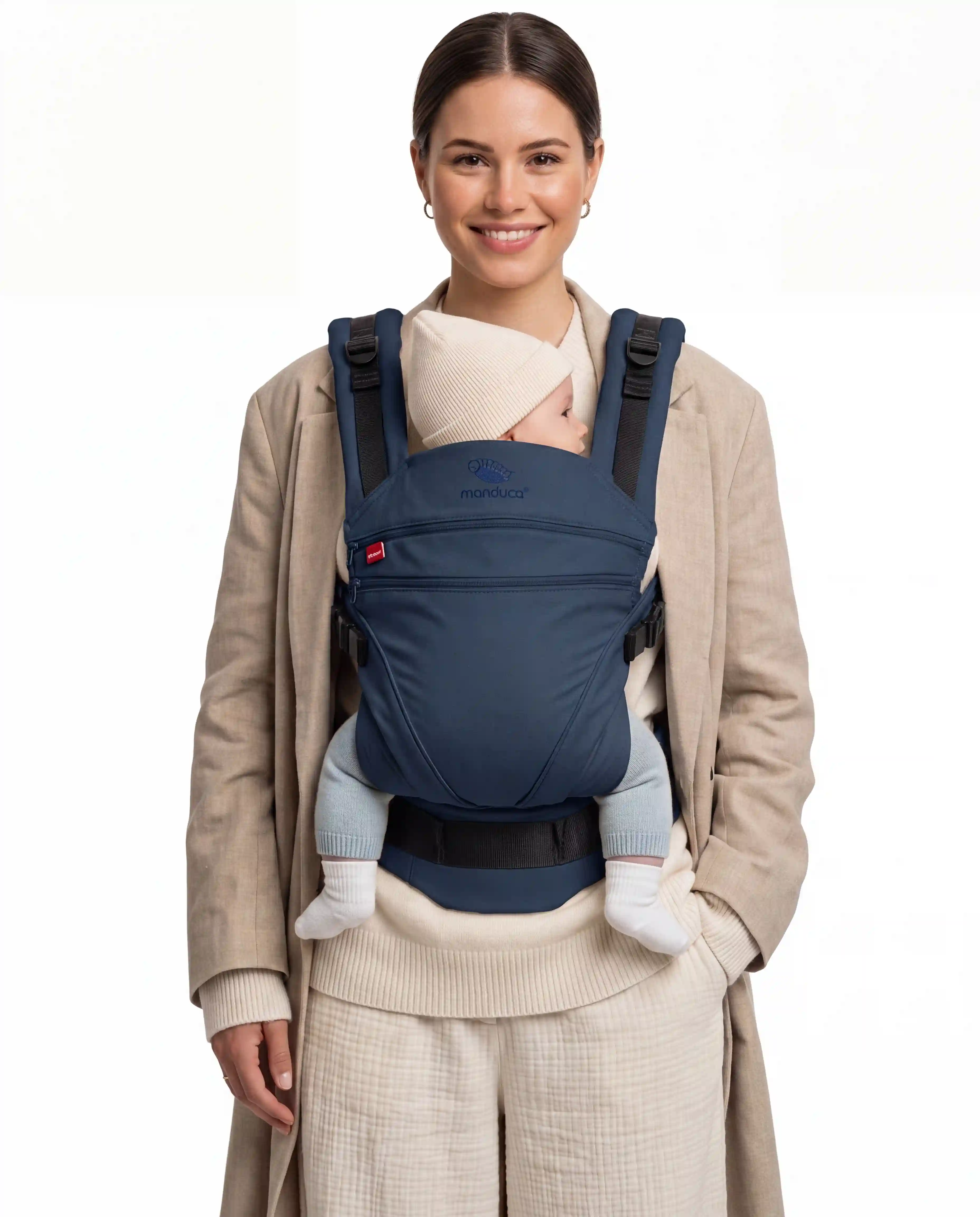 Model trägt eine dunkelblaue manduca XT Babytrage in der Fronttrageweise.