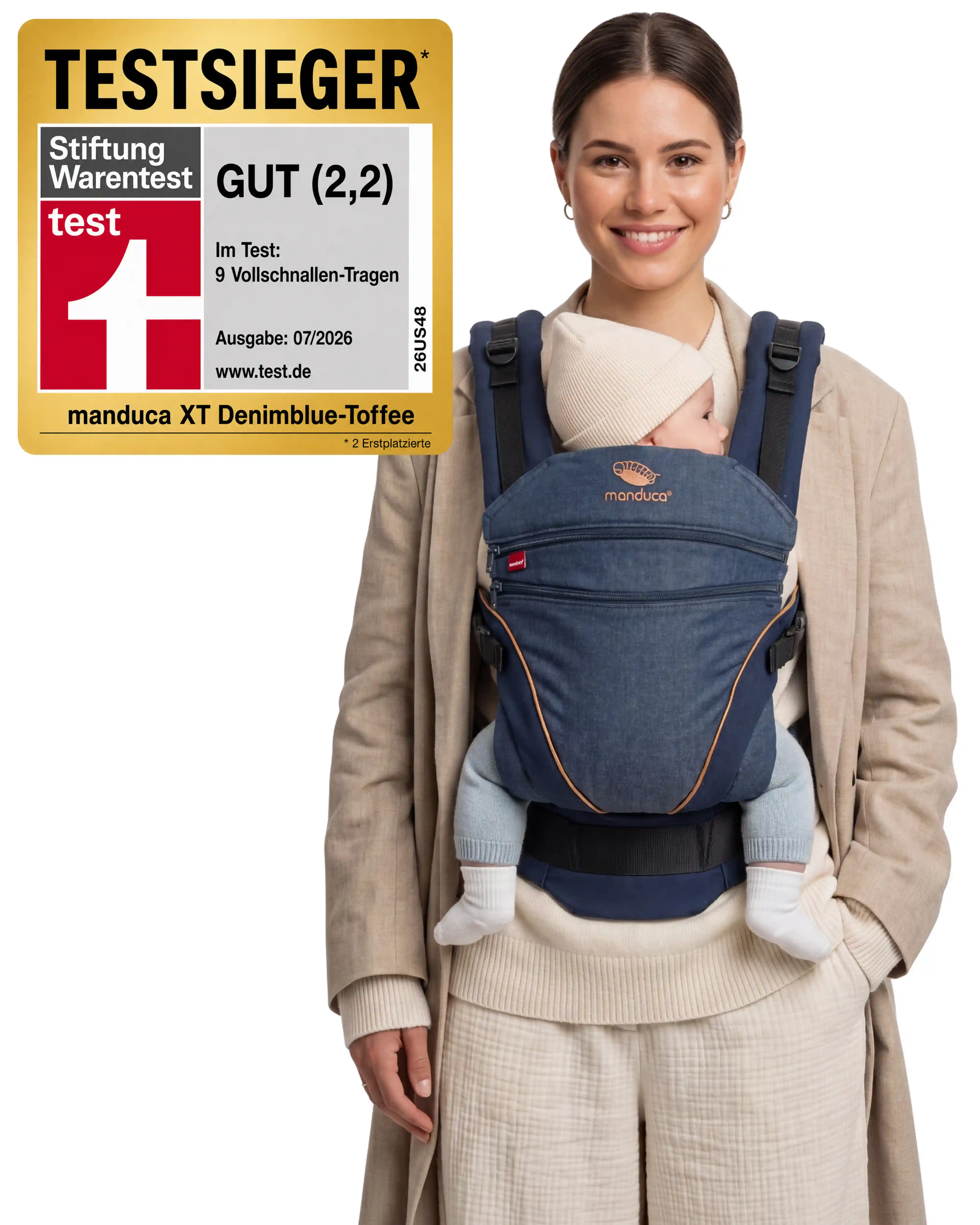 manduca XT Babytrage in denim blue wird von einem model getragen und Stiftung Warentest Testsieger Siegel wird gezeigt