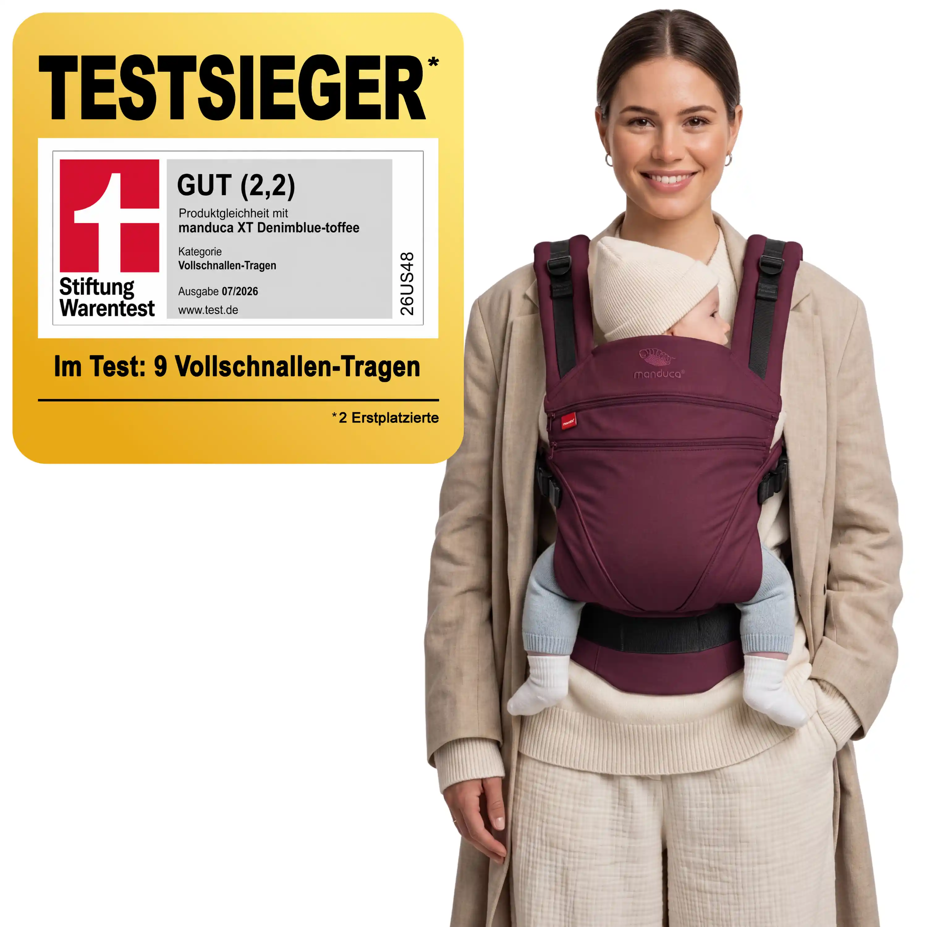 Mutter trägt Baby in der manduca XT Happy Kiss – Stiftung-Warentest-Testsieger