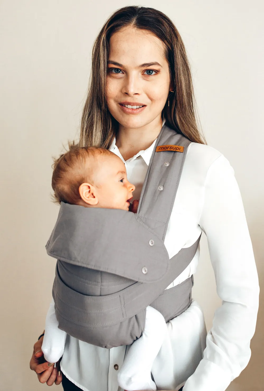 Mutter mit Baby in der marsupi breeze Babytrage in Hellgrau – Portraitaufnahme