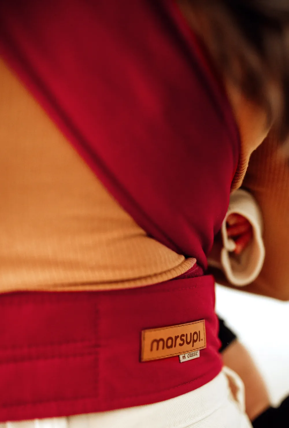 marsupi Classic 2 Babytrage rubinrot – Produktansicht schräg von der Seite
