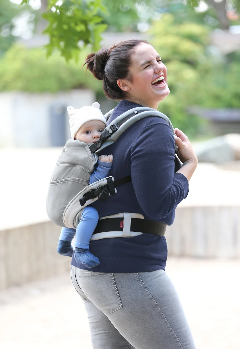 manduca XT Babytrage Grey/White – Baby wird in der Rückentrage getragen