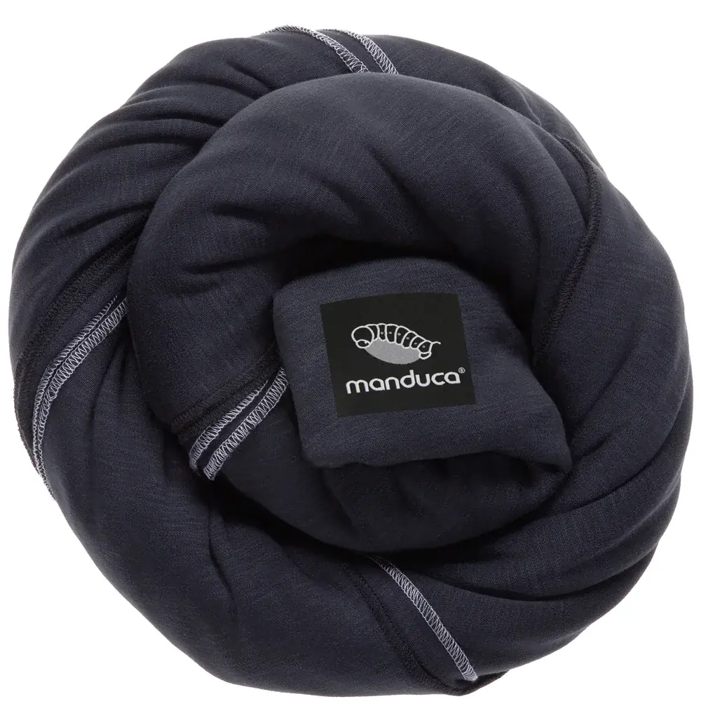Zusammengefaltetes manduca Sling Babytragetuch in Schwarz mit Logoetikett.
