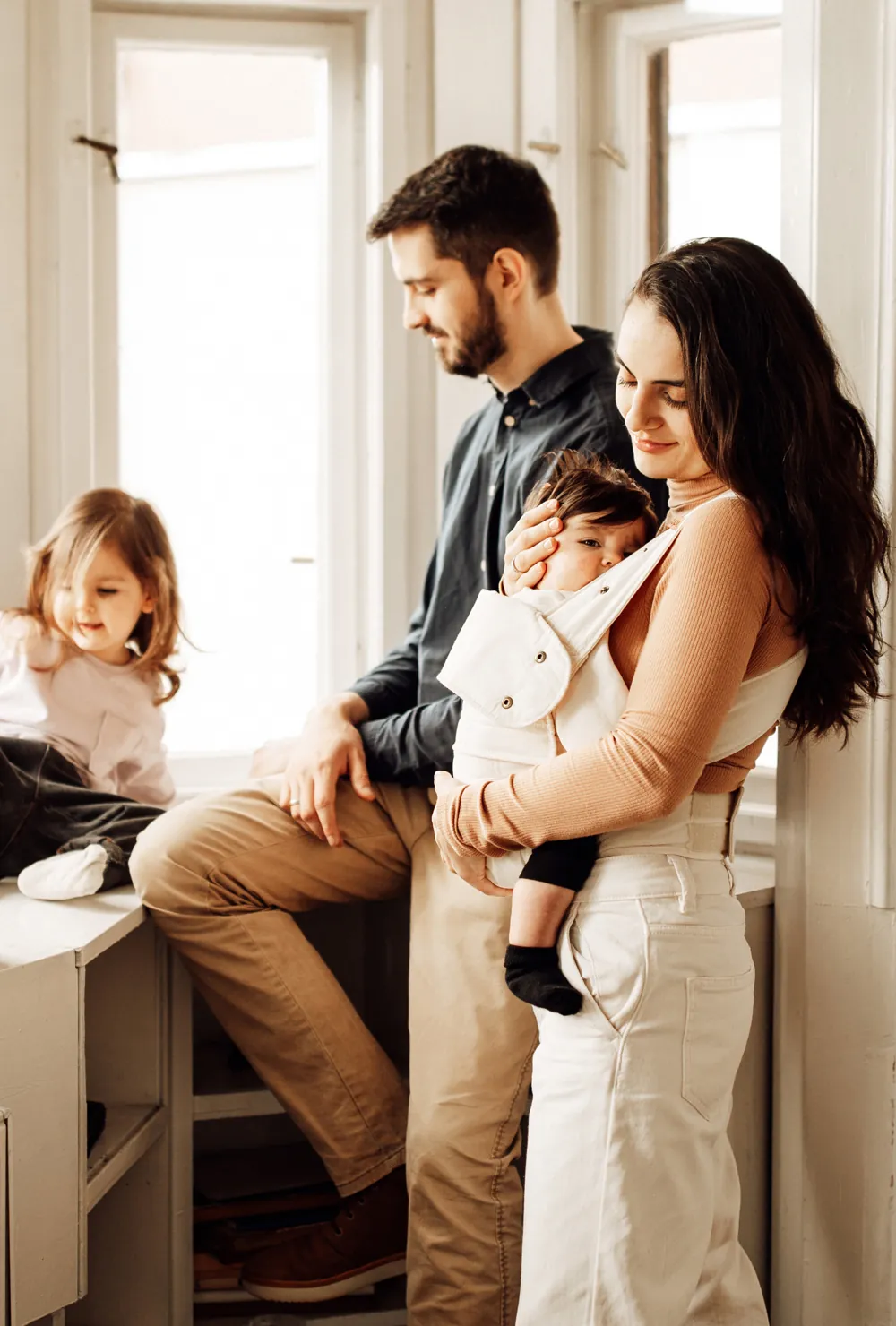 Studiofoto: Frau in Ganzkörperansicht mit Baby in Marsupi Classic 2 Babytrage Natural