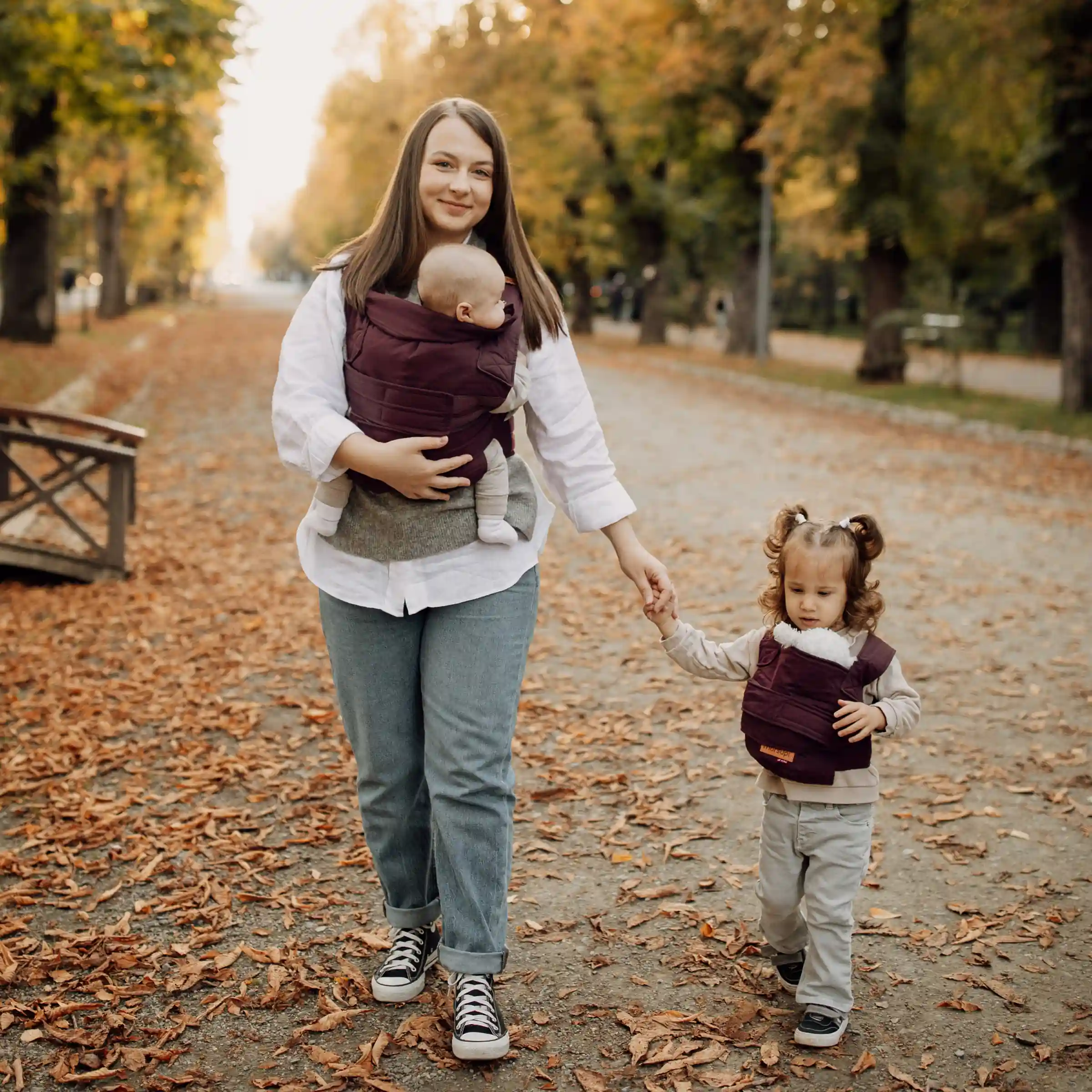 mutter mir marsupi im herbst wald