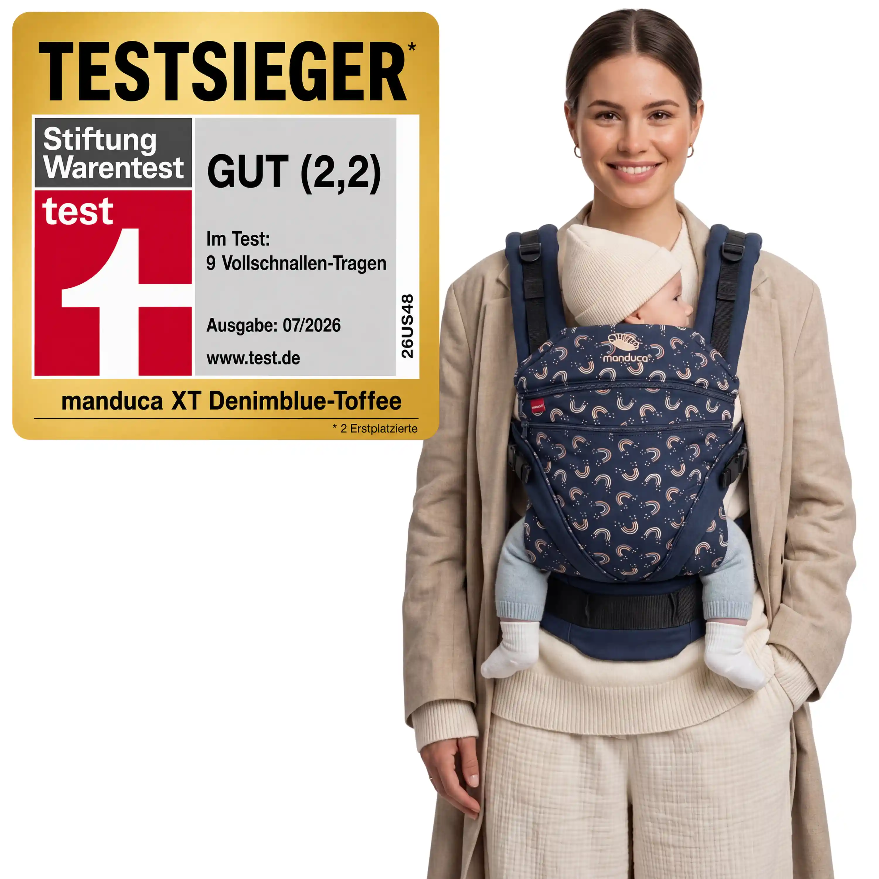 Mutter trägt Baby in der manduca XT RainbowNight – Stiftung-Warentest-Testsieger