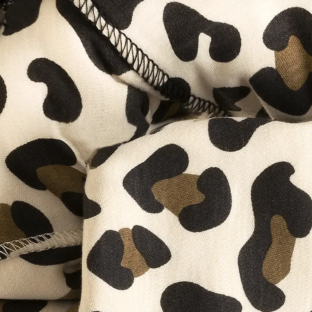 Detailaufnahme von Stoffstruktur und Naht vom manduca Sling baby-tragetuch im Leo-Design