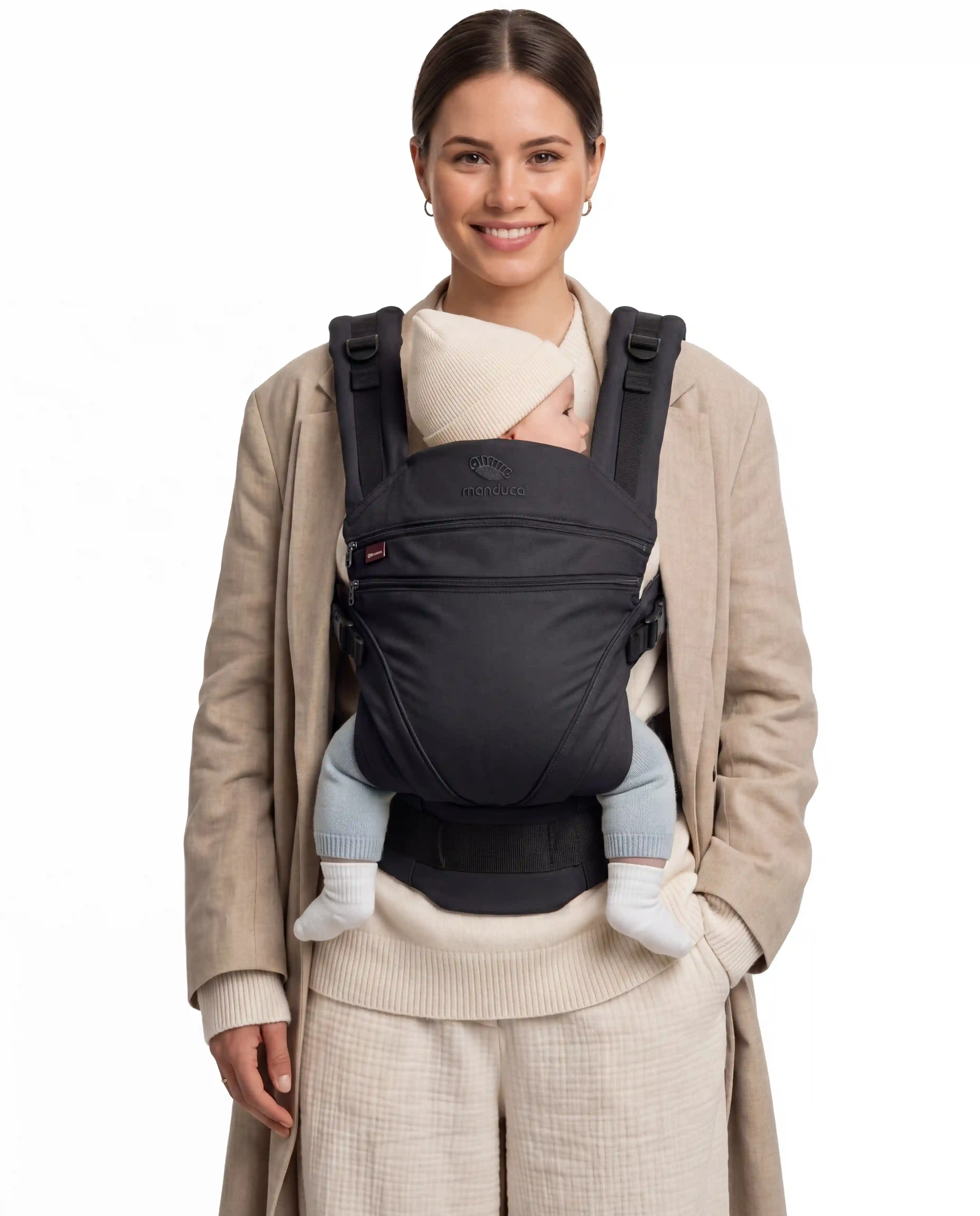 Model trägt die manduca XT Babytrage melangeblack frontal.