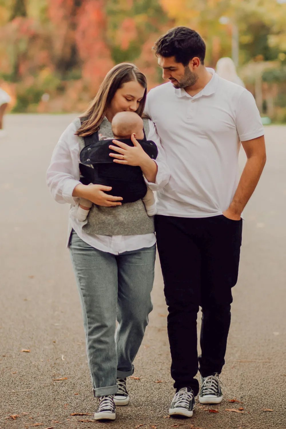 Familie spaziert, Baby in Marsupi Classic Babytrage Schwarz.