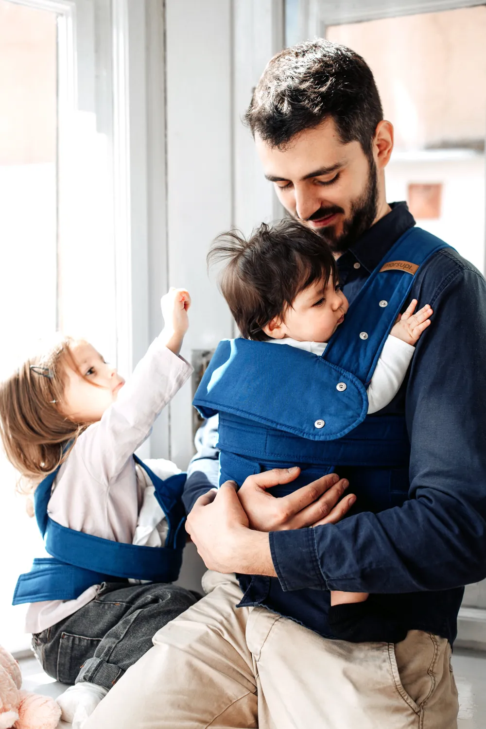 marsupi Classic 2 Babytrage blau Ocean – Baby sitzt sicher, Nahaufnahme