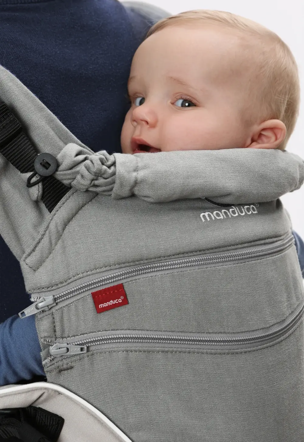 manduca XT Babytrage Grey/White – Nahaufnahme: Baby in der Babytrage