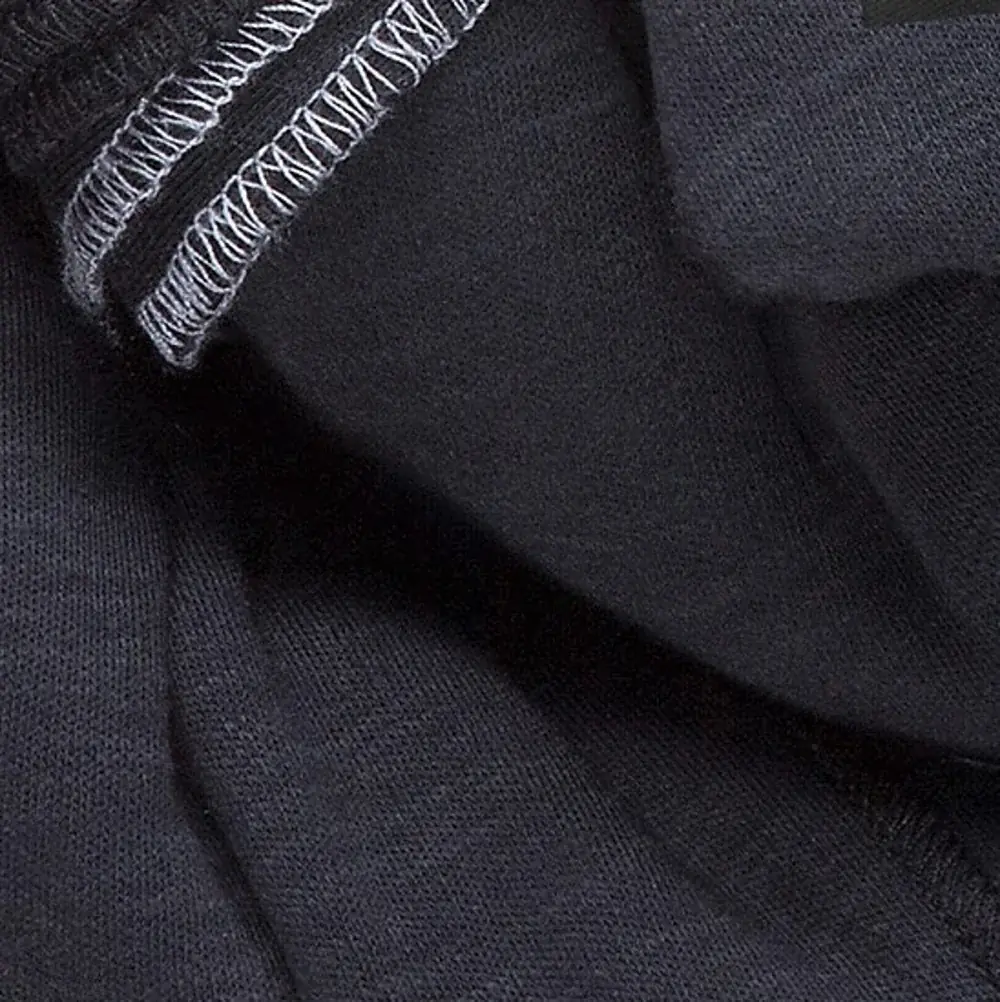 Detailaufnahme der schwarzen manduca Sling Baby-Tragetuch Stoffstruktur mit heller Naht