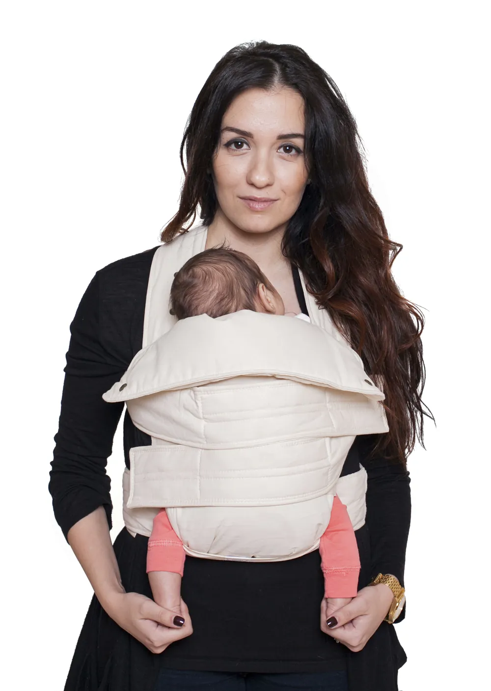 Familienfoto: Vater und Kleinkind kuscheln mit Mutter, Baby schläft in Marsupi Classic 2 Babytrage Natural