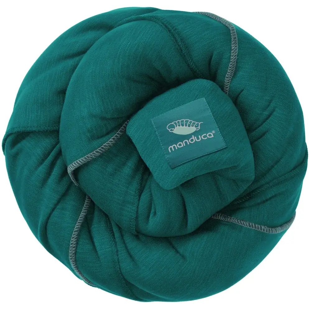 manduca Sling baby-tragetuch in Petrol (Teal), aufgerollt mit Logo-Etikett auf weißem Hintergrund