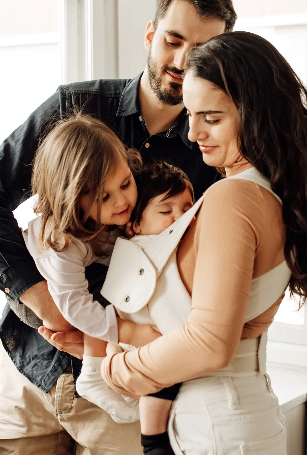 Studiofoto: Frau trägt Baby in Marsupi Classic 2 Babytrage Natural in Frontansicht