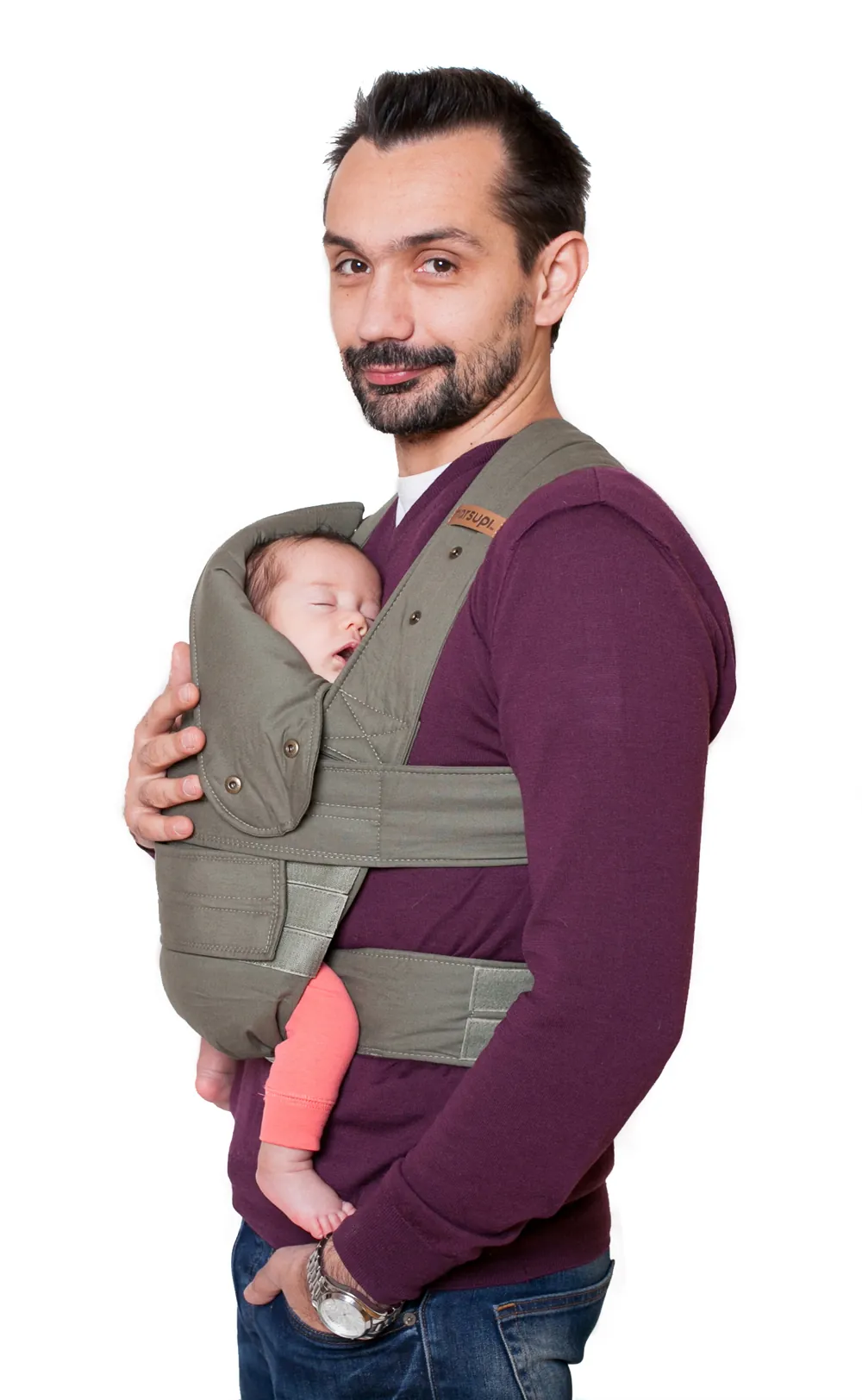 Mann mit schlafendem Baby in der Marsupi Classic 2 Babytrage Olivgrün (Olive), Dreiviertelansicht vor weißem Hintergrund