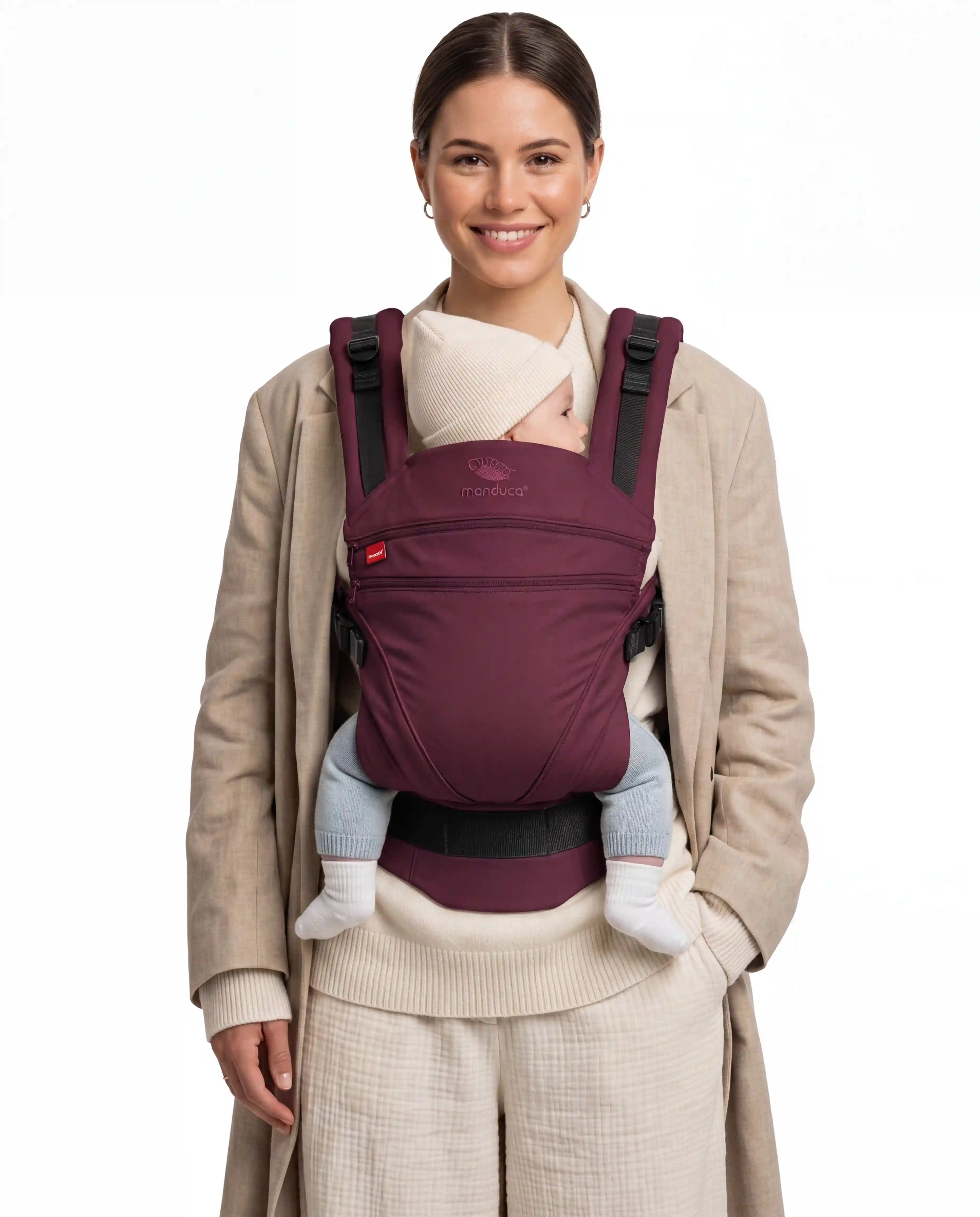 Model trägt eine weinrote manduca XT Babytrage frontal.