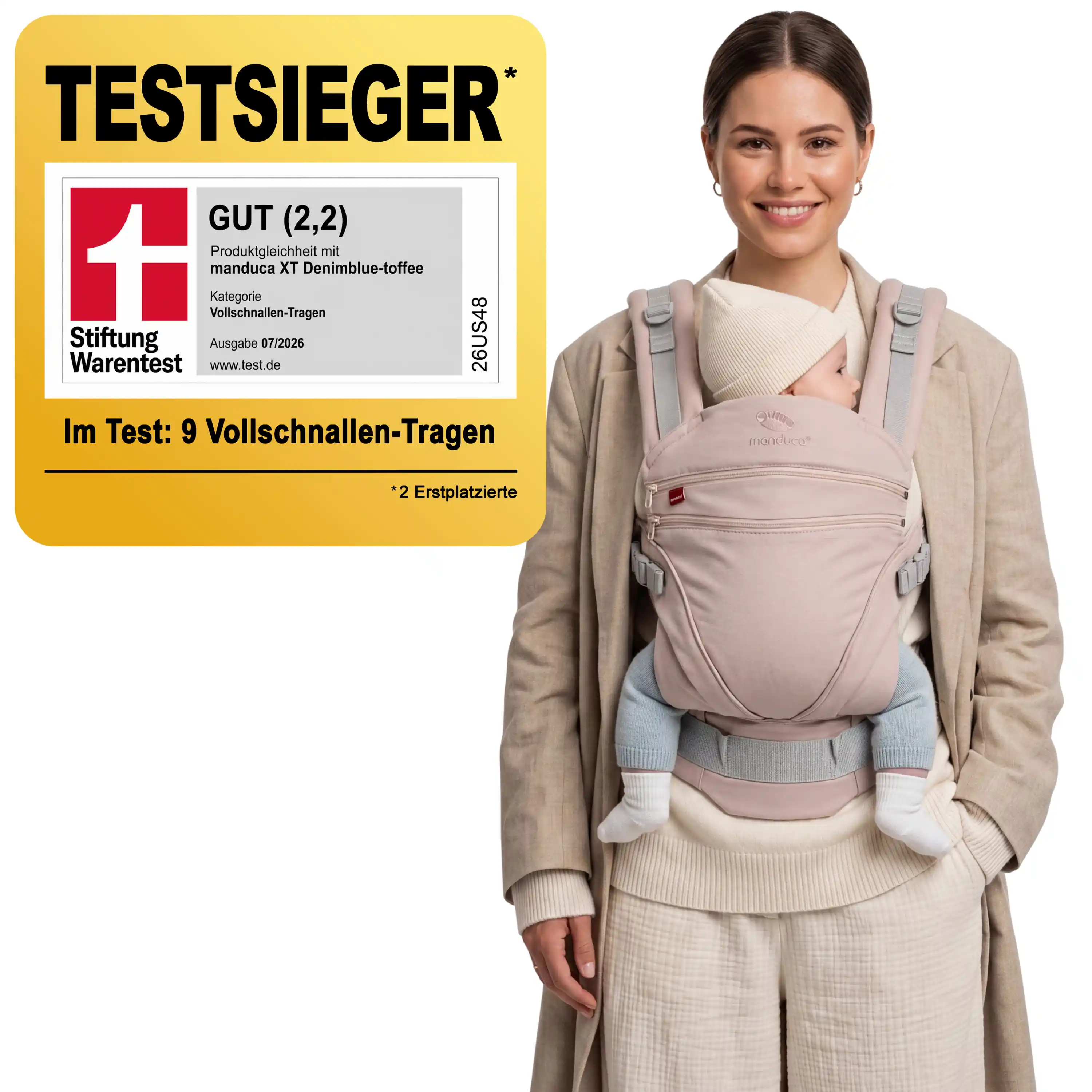 Mutter trägt Baby in der manduca XT Happy Blush – Stiftung-Warentest-Testsieger