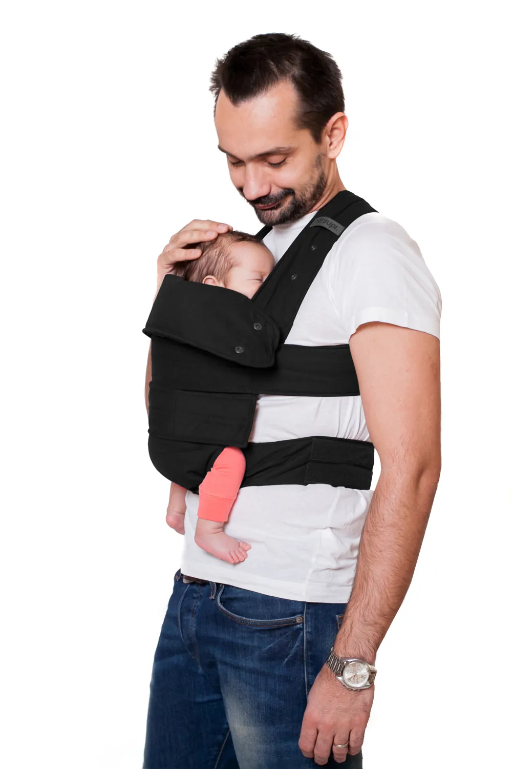 Seitenansicht: Papa trägt Baby in Marsupi Classic Babytrage Schwarz.