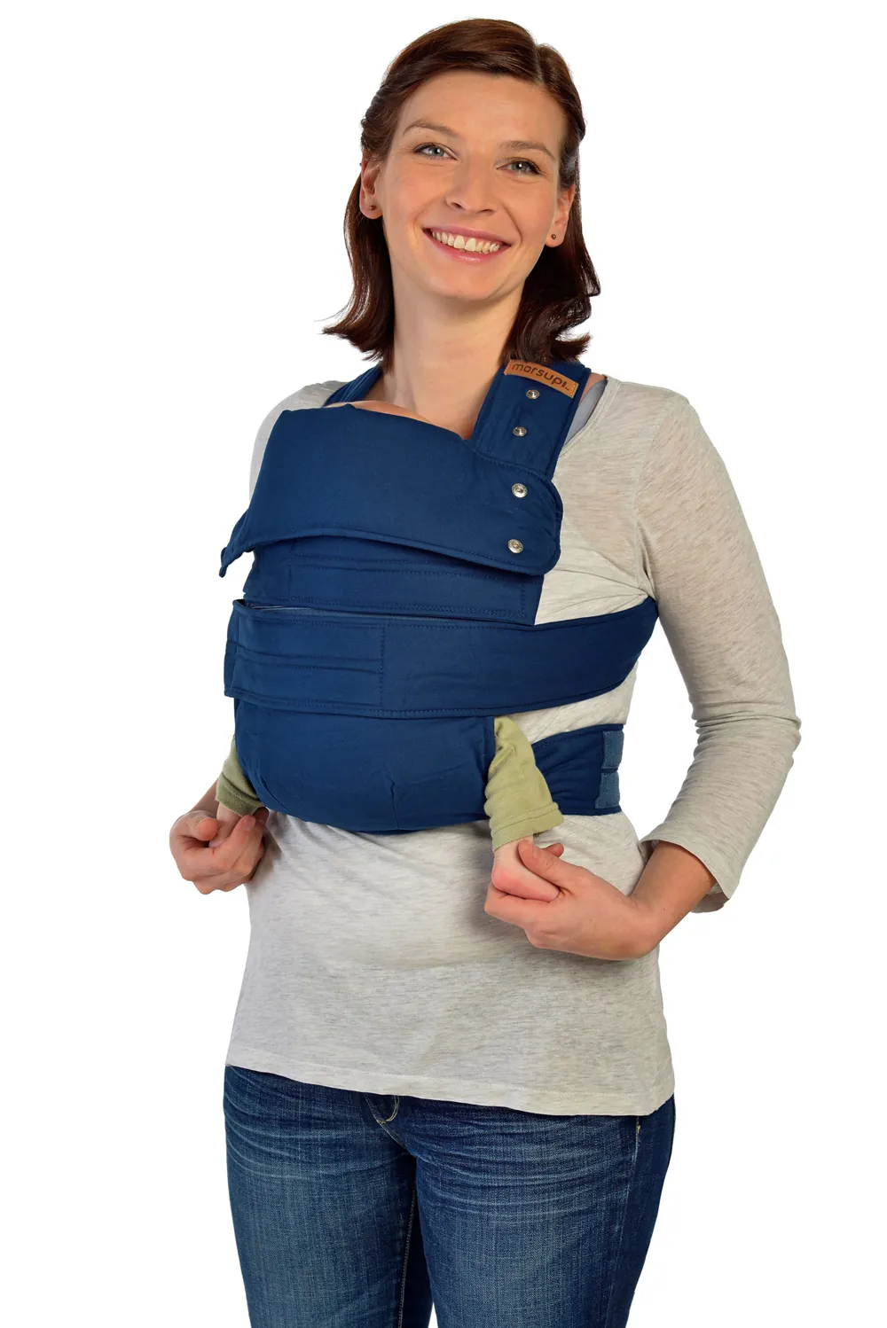 Frau trägt Baby in marsupi Classic 2 Babytrage blau Ocean – sicher und nah am Körper