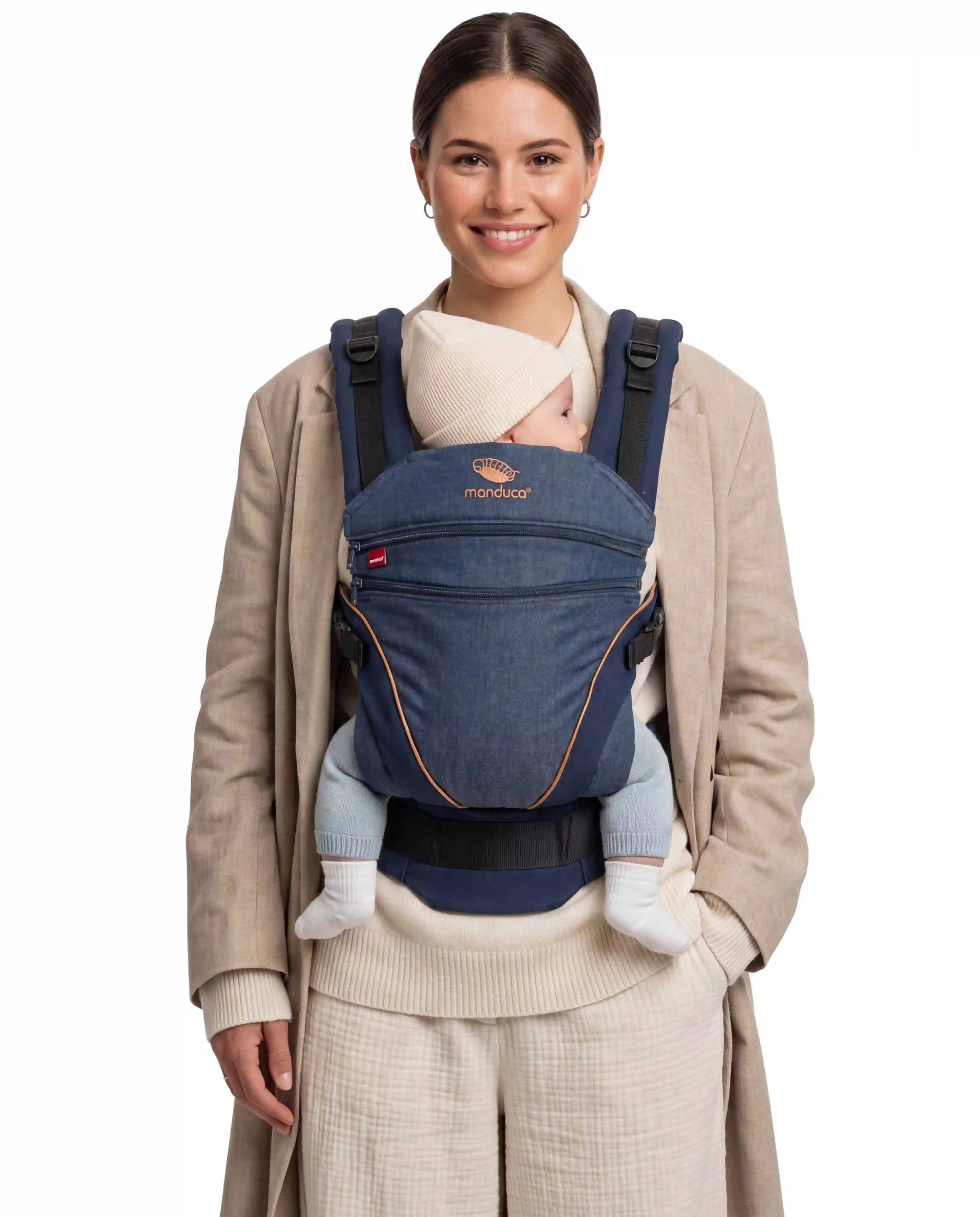 Model trägt die manduca XT Babytrage denimblue in der Fronttrageweise.