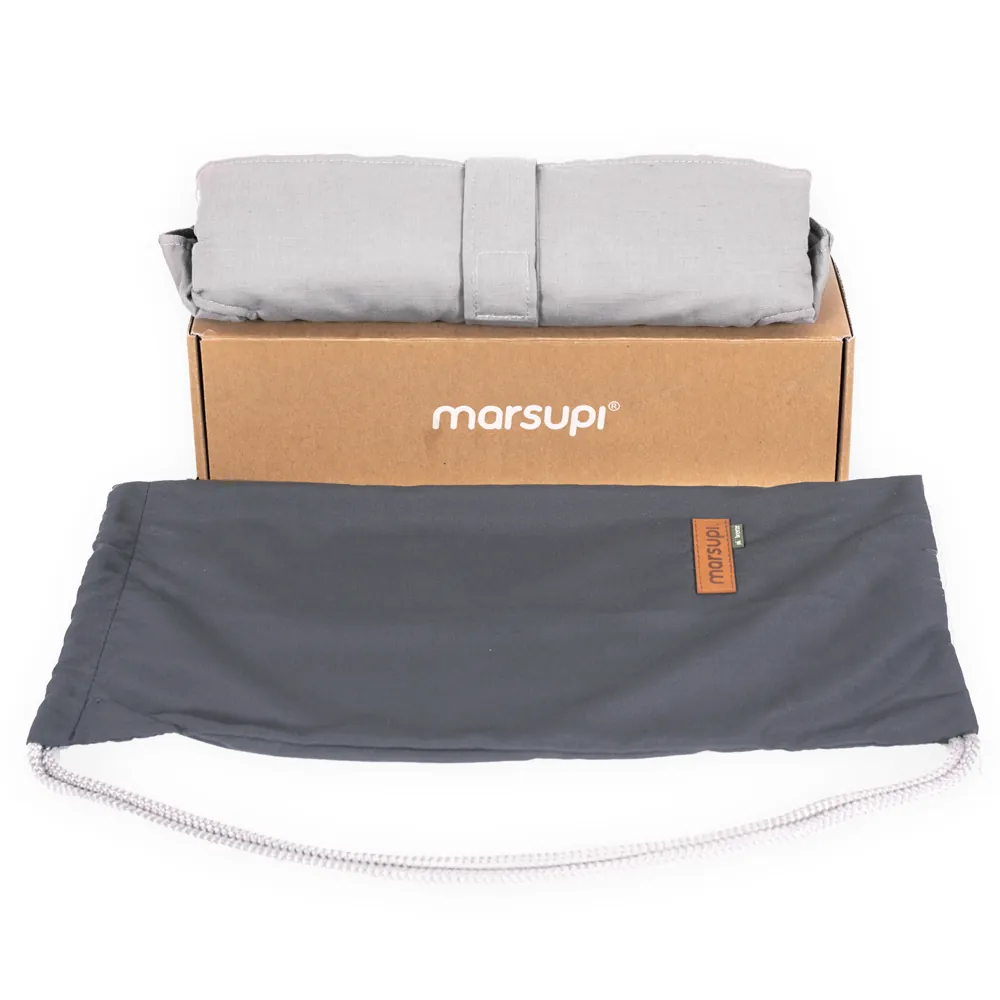 marsupi Aufbewahrungsbeutel vor marsupi Kartonverpackung mit gerollter Babytrage