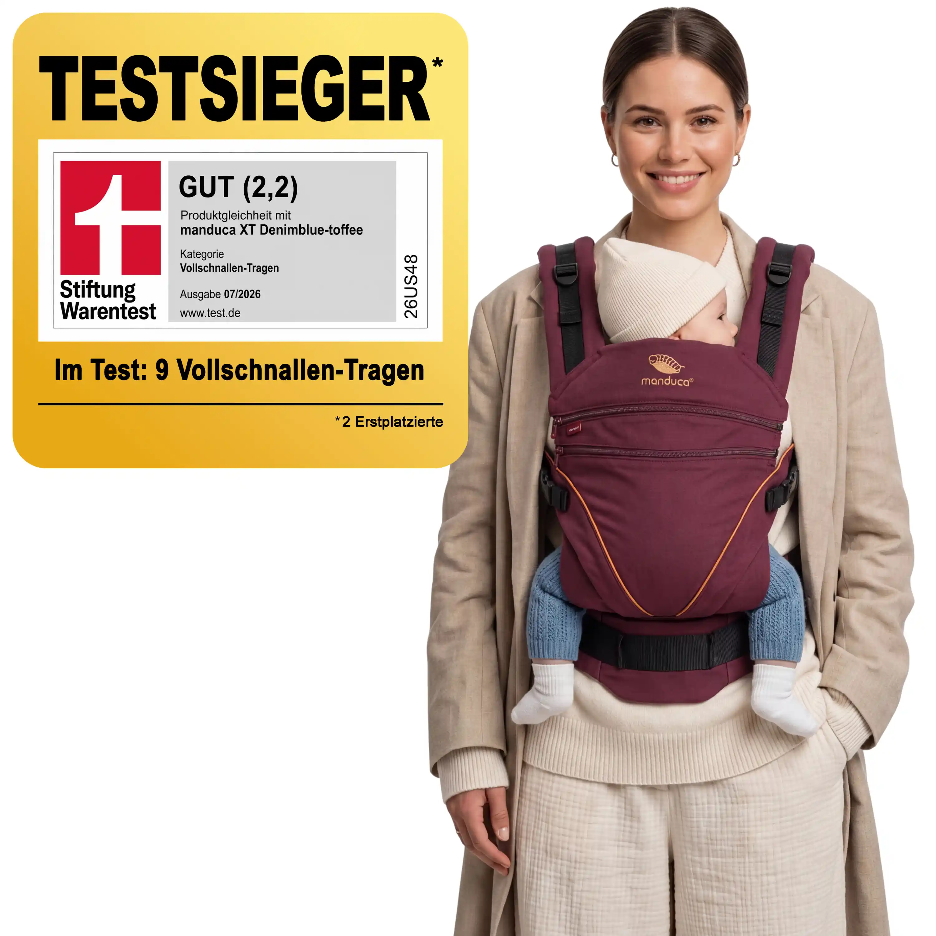 Mutter trägt Baby in der manduca XT Denim Berry – Stiftung-Warentest-Testsieger