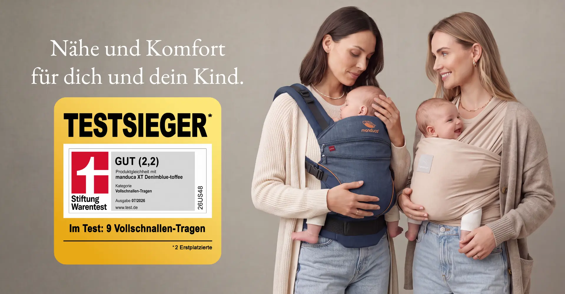 manduca Banner zwei mütter mit Babys in Babytrage XT und manduca Sling tragetuch und dem Stiftung Warentest Testsieger Siegel 2026